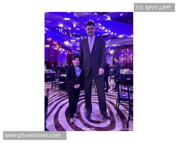 姚明与好友合照意外露顶瞬间引发网友热议与调侃