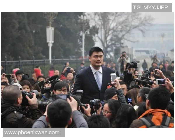 姚明站笔直展现风采与自信的背影引发无数人心中的敬仰与思考