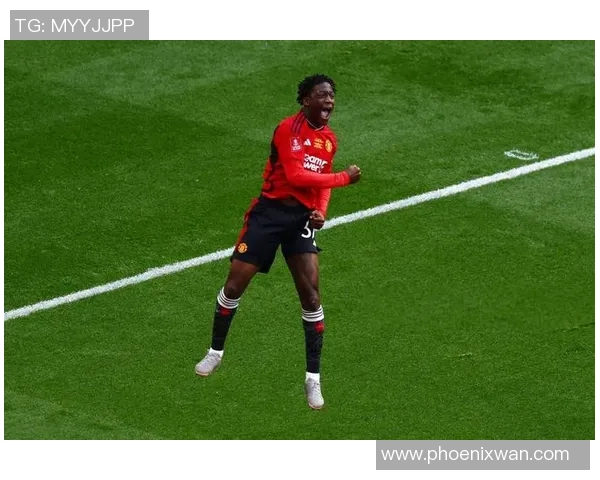 意甲激战：那不勒斯大胜曼联乌龙球引爆全场精彩瞬间回顾