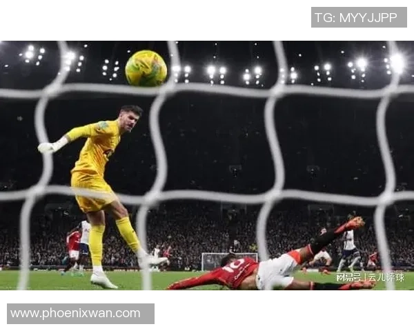 世界杯焦点战本菲卡与热刺0比0乌龙球引发争议判罚全场沸腾 世界杯焦点战本菲卡与热刺0比0乌龙球引发争议判罚全场沸腾